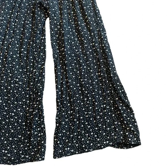 Saltwater Luxe Black Floral Jumpsuit Romper Flowy Boho Size Small Women's - Picture 11 of 13